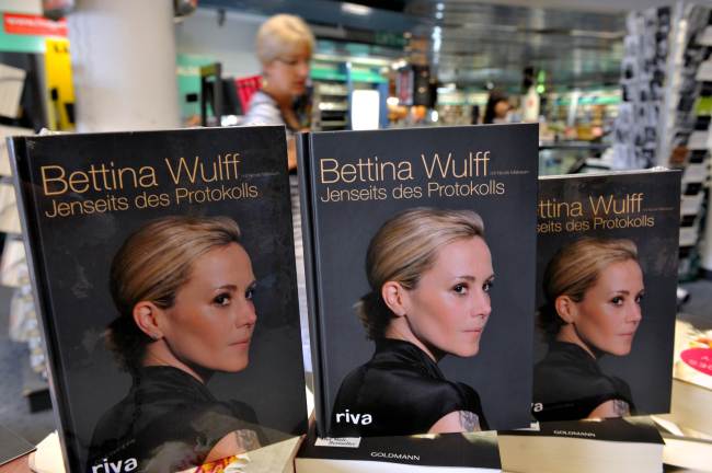 The book of former German first lady Bettina Wulff, “Jenseits des Protokolls,” is on display in Munich on Monday.   AFP-Yonhap News