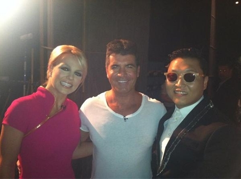브리트니 스피어스(좌부터/Britney Spears/가수),사이먼 코웰(Simon Cowell/음반기획자),싸이(박재상/가수/음악PD)
강남스타일’로 세계인을 사로잡은 싸이의 글로벌 인기에 국내 가요팬들은 연일 입을 다물지 못하고 있다. 이제는 인맥도 확장됐다. 팝스타 브리트니 스피어스에 ‘독설의 대가’ 사이먼 코웰까지다.