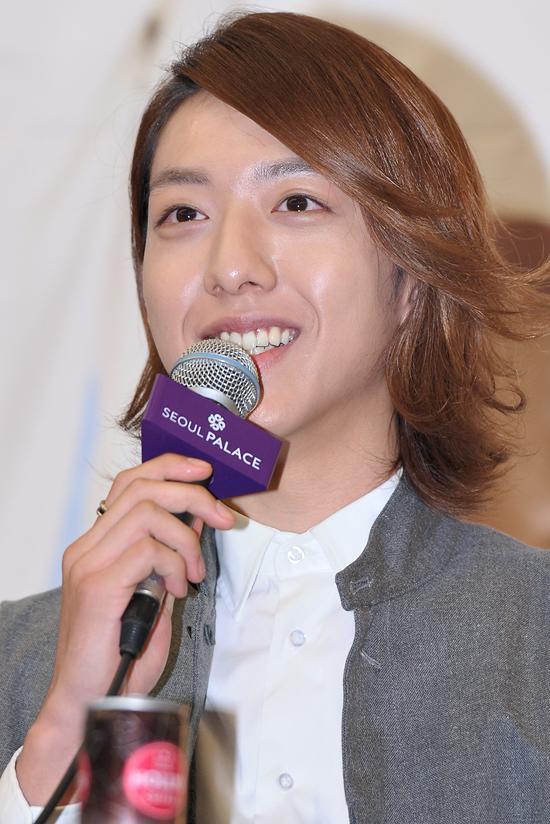 이정신(가수/씨엔블루)
남성밴드 씨엔블루 이정신이 본격적인 연기 도전에 나선 가운데 멤버들이 한 역할 중 탐난 캐릭터로 “콜린”을 꼽았다.
이정신은 9월 11일 오후 2시 서울 반포동 팔래스 호텔 그랜드볼룸에서 열린 KBS2 새 주말드라마 ‘내 딸 서영이’(극본 소현경, 연출 유현기)의 제작발표회에서 첫 연기 도전에 대한 소감과 각오를 밝혔다.