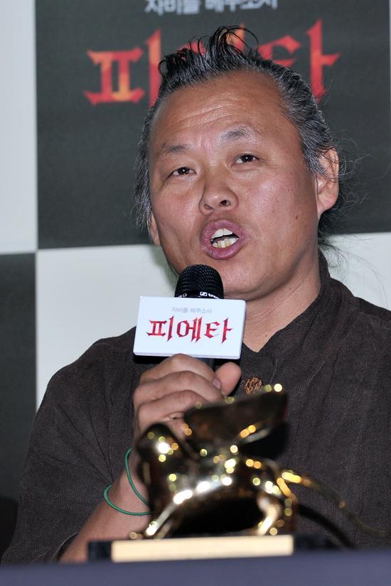 김기덕(영화감독)
김기덕 감독은 9월 11일 오후 3시 50분 서울 동대문 메가박스 M관에서 열린 제 69회 베니스 영화제 황금사자상 수상 기념 기자회견에 참석, “상을 건네받을 때, 청계천에서 박스를 짊어지고 다니던 15살 시절 내 모습이 떠올랐다”고 밝혔다.
