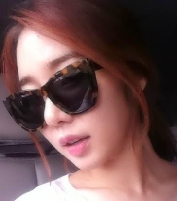 유인나(배우)
배우 유인나 근황이 화제다.
　
유인나는 지난 10일 자신의 미투데이에 근황 사진을 게재했다.
　유인나는 사진을 올리면서 “반갑다. 가을!” 이라는 짧은 메시지도 함께 전했다.
　사진에는 선글라스에 도자기 피부를 자랑하고 있는 유인나의 모습이 담겨 있다.
　