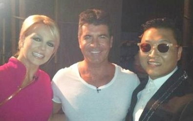 브리트니 스피어스(좌부터/Britney Spears/가수),사이먼 코웰(Simon Cowell/음반기획자),싸이(박재상/가수/음악PD)
브리트니 스피어스는 11일 자신의 트위터에 싸이와 함께 찍은 사진을 게재했다.
　사진과 함께 브리트니 스피어스는 “‘엘렌쇼’에서 싸이에게 ‘강남스타일’의 말춤을 배웠다”는 글을 전해 전세계적 싸이의 인기를 실감케했다.