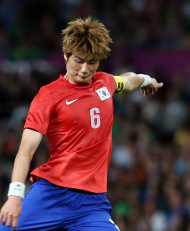 기성용(축구선수/스완지 시티AFC/MF)
최강희 감독이 이끄는 축구대표팀은 11일 오후 10시(한국시각) 우즈베키스탄 타슈켄트의 파크타코르 센트럴 스타디움에서 열린 우즈베키스탄과의 2014년 브라질월드컵 아시아 최종예선 3차전 원정경기에서 전반 13분 기성용의 헤딩 자책골을 전반 43분 곽태휘가 헤딩골로 만회했다.
　