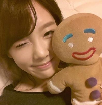 태연(김태연/가수/소녀시대)
최근 한 온라인 커뮤니티 게시판에는 ‘태연 윙크 셀카’라는 제목으로 사진이 한 장 게재됐다.
사진에는 태연이 침대에 누워 귀여운 인형을 들고 셀카를 촬영한 모습이 담겨있다.