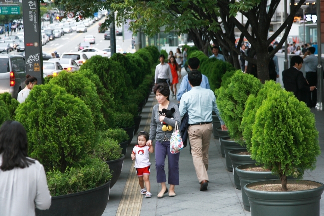 대형 화분 설치로 불법노점상이 사라진 강남역 일대를 시민이 걷고 있다.