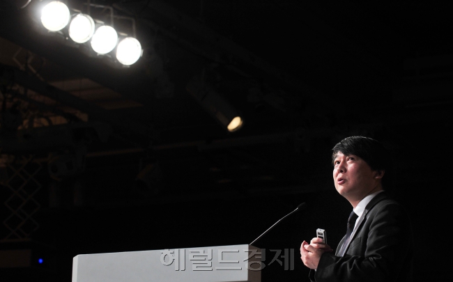 안철수 원장의 정치잠행이 조만간 끝날 것으로 보인다. 안 원장은 민주당 대선 후보 경선이 끝나면 내주 초 출마 여부에 대한 입장을 밝힐 것으로 보인다. 하지만 돌다리 정치, 게릴라 정치, 럭비공 정치 등 그만의 정치문법으로 18대 대선을 안갯속으로 밀어넣었다는 비판은 피할 수 없을 것 같다.  [헤럴드경제 DB]