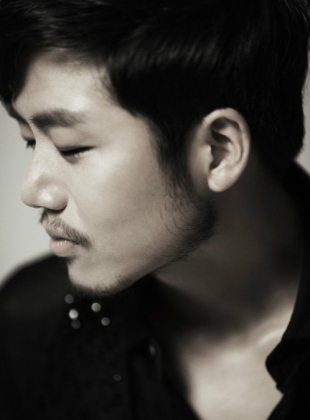 성훈(가수/브라운 아이드 소울)
'불후의 명곡’을 통해 인기 뮤지션으로 거듭난 브라운아이드소울의 성훈이 12일 새 싱글을 발표하고 가을 공략에 나선다. 성훈의 새 싱글 타이틀은 ‘아무리’. 아무리 원해도 사랑하는 이를 가질 수 없다는 상심의 감성을 담고 있는 발라드 곡이다.