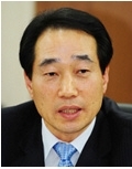 최흥집(기업가/강원랜드대표)
최근 카지노주가 일제히 상승세를 보이는 가운데 내국인 중심 카지노인 강원랜드(최흥집 대표이사ㆍ사진)가 나홀로 부진한 모습이다.