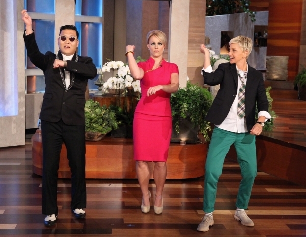 싸이(좌부터/박재상/가수/음악PD),브리트니 스피어스(Britney Spears/가수),엘런 드제너러스(Ellen DeGeneres/코미디언)
싸이는 11일 오전(현지시각) 미국 NBC ‘엘렌 드제너러스 쇼’에 깜짝 등장, 자신의 말춤을 배우고 싶어했던 브리트니 스피어스에게 공개 전수한 것.
프로그램 진행자 엘렌은 브리트니와 ‘아메리칸 아이돌’ 심사위원 프로듀서 사이멘 코웰이 출연해 대화를 나누던 중 브리트니에게 ‘트위터에 강남스타일을 언급한 적이 있느냐’ 라고 묻자 브리트니는 ‘그렇다’고 답변했다.