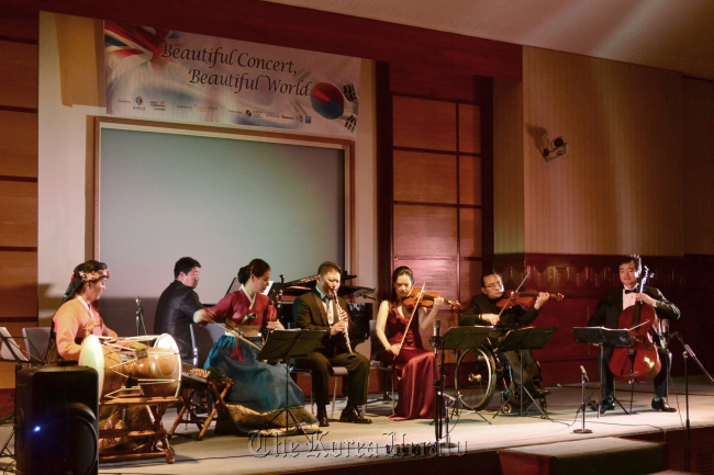 Korean artists with physical disabilities perform with cellist Bai Il-hwan (right), violinist Chung Yoo-jin (third from right) and haegeum player Park Hye-jin (second from left).   Beautiful Mind Charity