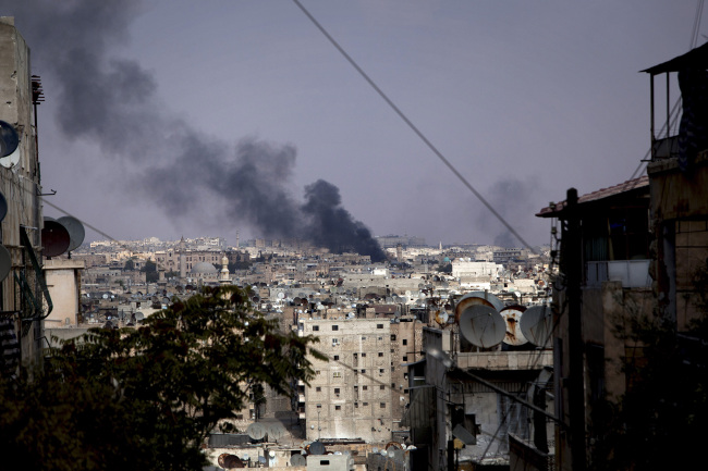 <YONHAP PHOTO-0413> Black smoke rises over Aleppo, Syria, after airstrikes Tuesday, Sept. 11, 2012. Two months into the battle for Syria's largest city, civilians are still bearing the brunt of the fighting under a daily assault of helicopter gunships, roaring jets and troops battling it out in the streets. (AP Photo/Manu Brabo)/2012-09-12 08:28:40/ <저작권자 ⓒ 1980-2012 ㈜연합뉴스. 무단 전재 재배포 금지.>
Black smoke rises over Aleppo, Syria, after airstrikes Tuesday.   AP-Yonhap News