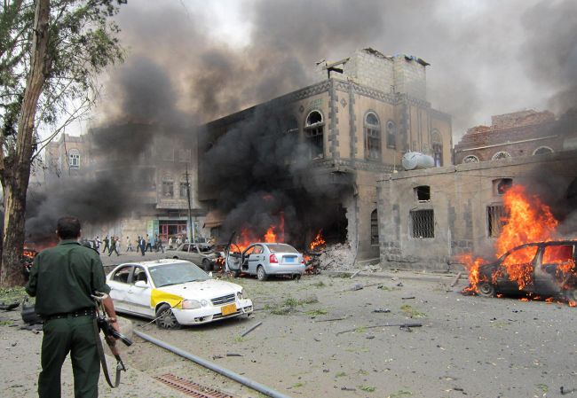 Yemeni security forces inspect the site of a car bomb attack targeting the convoy of the country’s defense minister in Sanaa on Tuesday.
AFP-Yonhap News