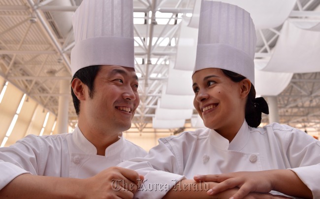 Han Jo-eun (left) and Monsterrat Pineiro, a Korean and Mexican chef couple, smile at each other on Tuesday at the Millennium Seoul Hilton. Lee Sang-sup/The Korea Herald