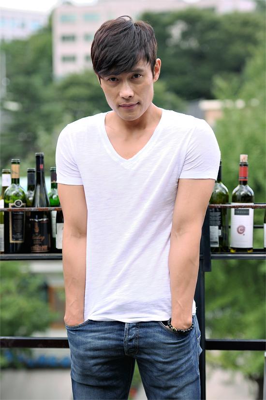 이병헌(배우)
어느 덧 데뷔 22년 차에 접어든 배우 이병헌이 첫 사극 ‘광해, 왕이 된 남자’로 돌아왔다. 그는 이번 작품을 통해 가짜 왕인 천민 하선, 그리고 광해로 1인 2역을 펼쳤다. 그는 마치 작정한 듯 연기했고, 천민과 왕을 자유자재로 넘나들었다.