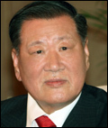 정몽구(기업인/현대기아자동차그룹회장)
현대차 정몽구 재단은 저소득층 2만가구에 기초 생활을 영위하는 데 필수적인 쌀, 난방을 지원해 ‘이웃사랑 희망나눔’ 사업을 10월부터 전개한다고 밝혔다. 정몽구재단 관계자는 “평소 정몽구 회장<사진>이 저소득층 인재 육성과 함께 이들의 생활을 지원하는 데 큰 관심을 가져 100억원을 투입, 이번 지원사업을 전개하게 됐다”고 전했다.