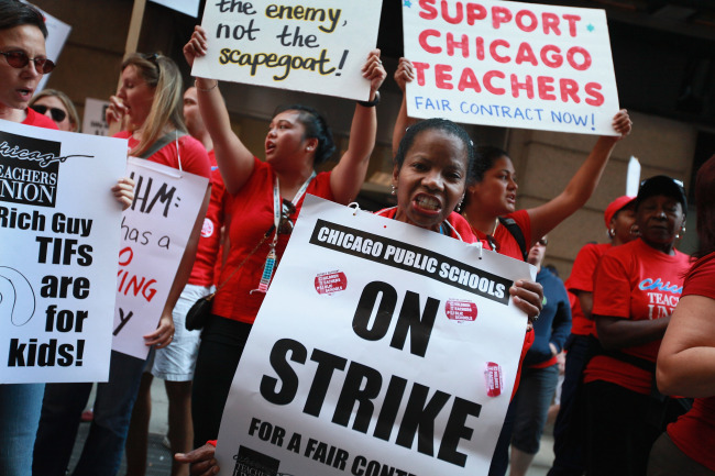 Teachers and supporters picket in front of the Chicago Public Schools headquarters on Tuesday.
AFP-Yonhap News