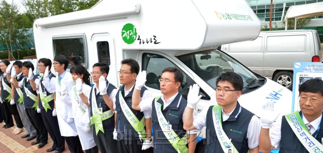 농협중앙회는 12일 오전 서울 양재동 농협 하나로크럽 공원에서 '농협 안심먹거리 공급체계 구축 선포식'을 갖고 식품안전연구원들이 안심먹거리 공급에 대해 선서를 하고 있다.<br />김명섭 기자 msiron@
농협중앙회는 12일 오전 서울 양재동 농협 하나로크럽 공원에서 '농협 안심먹거리 공급체계 구축 선포식'을 갖고 식품안전연구원들이 안심먹거리 공급에 대해 선서를 하고 있다.
김명섭 기자 msiron@