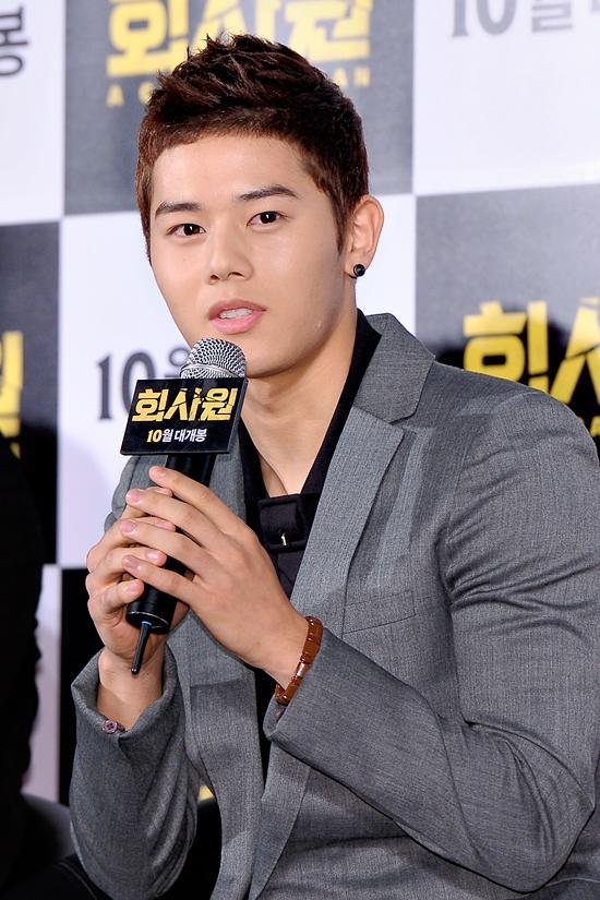 김동준(가수/ZE:A)
김동준은 9월 12일 오전 11시 서울 동대문 메가박스에서 열린 영화 ‘회사원’(감독 임상윤) 제작보고회에 참석해 “아직 군 미필자인데 촬영 중 실탄 연습을 많이 해서 포상휴가를 기대하고 있다”라고 밝혔다.