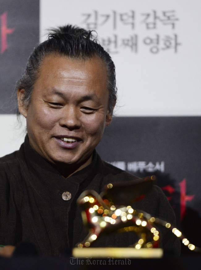 Director Kim Ki-duk, the winner of the Golden Lion prize at this year’s Venice International Film Festival for his film “Pieta,” smiles during a press conference at Megabox, Dongdaemun, Tuesday.   Park Hae-mook/The Korea Herald