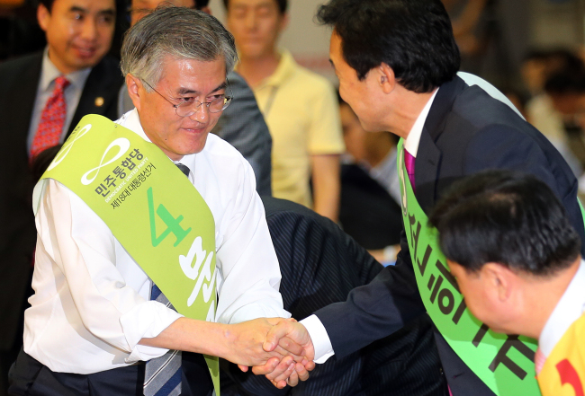 문재인(좌/국회의원/민주통합당),손학규(전 국회의원/민주통합당)
Moon Jae-in of the Democratic United Party shakes hands with his rival Sohn Hak-kyu during a regional convention for presidential primary in Daegu on Wednesday.   Yonhap News
