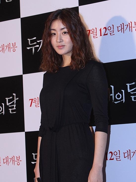 강소라(배우)
강소라는 9월 12일 오후 2시 서울 CGV 왕십리에서 열린 ‘메리다와 마법의 숲’(감독 마크 앤드류스, 브렌다 채프먼) 언론·배급 시사회 및 기자간담회에 참석해 “평소 목소리 연기에 관심이 많았었다”라고 생애 첫 더빙 소감을 전했다.
