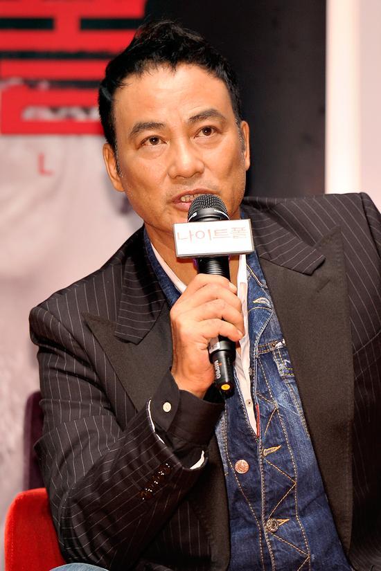 임달화(런다화/Simon Yam/중국배우)
임달화는 9월 12일 오후 서울 롯데시네마 건대입구점에서 열린 영화 ‘나이트폴’(감독 주현량) 언론배급시사회에 참석해 취재진과 만났다.
그는 이날 악역과 형사 역 중 어느 배역이 더 잘 어울린다고 생각하냐는 질문에 "악역도 좋고 경찰 역도 좋다. 배우는 하얀 종이다. 감독님이 어떤 색을 입히냐에 따라서 변한다"고 답했다.