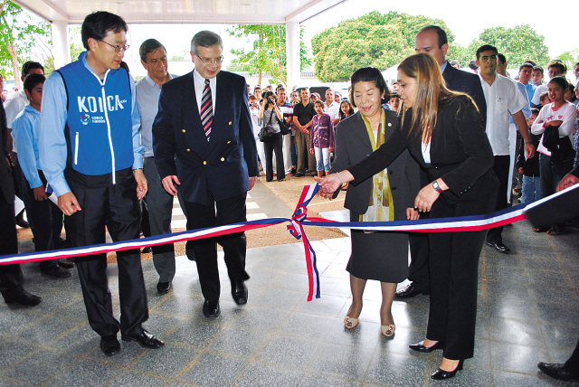 Paraguayan Minister of Public Health Antonio Arbo (second from left), Korean Ambassador Park Dong-won (second from right) and Jeong Wu-yong (left), head of KOICA’s Paraguay office, attend the opening ceremony of San Pedro General Hospital on Monday. (Yonhap News)