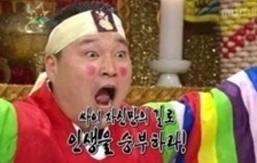 강호동(MC/개그맨)
강호동이 5년 전 방송에서 싸이의 ‘성공’을 예언한 듯한 장면이 네티즌에 의해 다시 공개된 것.
　최근 온라인 커뮤니티 게시판에는 ‘소름 돋는 무릎팍도사 싸이스타일’이라는 제목으로 해당 장면이 올라왔다.
　사진은 2007년 방송된 MBC 예능프로그램 ‘황금어장-무릎팍도사’ 싸이 편을 캡처한 것.