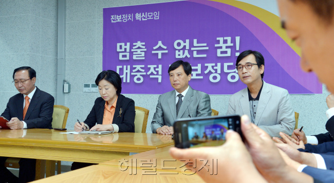 통합진보당  진보정치모임 마지막회의가 노회찬,심상정,유시민, 강동원의원의 탈당 기자회견에 앞서 13일 국회 의원회관에서 열리고 있다. 박현구 기자phko@heraldcorp.com 2012.09.13
통합진보당  진보정치모임 마지막회의가 노회찬,심상정,유시민, 강동원의원의 탈당 기자회견에 앞서 13일 국회 의원회관에서 열리고 있다. 박현구 기자phko@heraldcorp.com 2012.09.13
노회찬ㆍ심상정 의원과 조준호·유시민 전 공동대표가 13일 탈당 기자회견에 앞서 통합진보당 내 진보정치 모임 마지막 회의를 열고 있다. 이들은 이날 일제히 탈당, 통진당은 사실상 분당이 마무리됐다.  박현구 기자/phko@heraldcorp.com