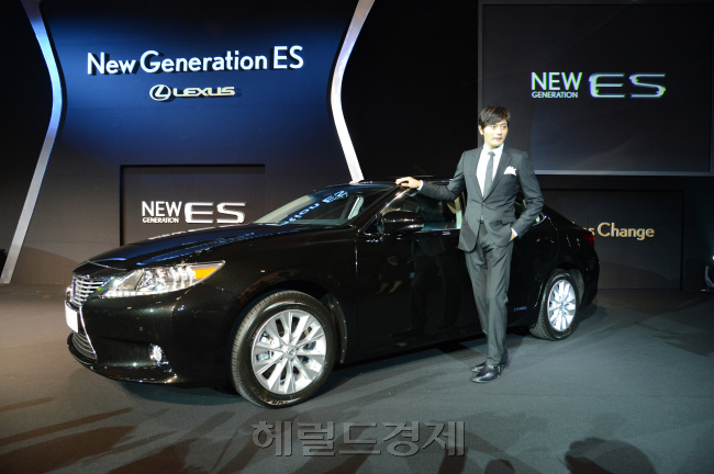 렉서스 브랜드가 13일 워커힐호텔에서 '렉서스 6세대 뉴 제네레이션 ES' 한국출시를 하고 있다. 이번에 풀체인지되어 출시하는 6세대모델로 일반가솔린2종,하이브리드모델 2종으로 하이브리드모델인 ES300h의 가격이 가솔린모델보다 더 싸다. 가격은 5,530에서 고급형 6,230만원으로 결정됐다.<br />정희조 기자/checho@heraldm.com 120913
렉서스 브랜드가 13일 워커힐호텔에서 '렉서스 6세대 뉴 제네레이션 ES' 한국출시를 하고 있다. 이번에 풀체인지되어 출시하는 6세대모델로 일반가솔린2종,하이브리드모델 2종으로 하이브리드모델인 ES300h의 가격이 가솔린모델보다 더 싸다. 가격은 5,530에서 고급형 6,230만원으로 결정됐다.
정희조 기자/checho@heraldm.com 120913