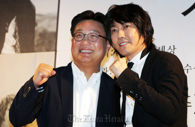 서경덕(좌/교수),김장훈(가수)
Singer Kim Jang-hoon (right) and Sungshin Women’s University professor Seo Kyoung-duk pose for a photo at a press conference in July in Seoul.  Yonhap News