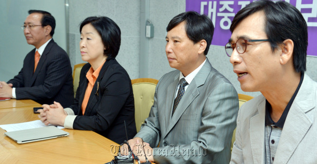 The Unified Progressive Party’s reformist leaders meet on Thursday morning. From left are Roh Hoi-chan, Sim Sang-jeung, Kang Dong-won and Rhyu Si-min.   Park Hyun-koo/The Korea Herald