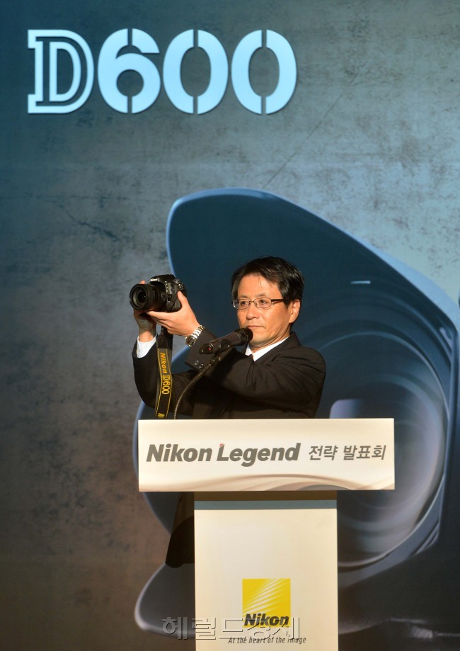 13일 광학기기 전문기업 니콘이미징코리아가 오후 소공동 롯데호텔에서 니콘 레전드 기자간담회를 열고 작고 가벼운 새로운 FX포맷 DSLR 카메라 D600을 발표했다. 우메바야 후지오 니콘이미징코리아 대표가 D600을 소개하고 있다. 이상섭 기자. babtong@heraldmcorp.com<br />2012.09.13
13일 광학기기 전문기업 니콘이미징코리아가 오후 소공동 롯데호텔에서 니콘 레전드 기자간담회를 열고 작고 가벼운 새로운 FX포맷 DSLR 카메라 D600을 발표했다. 우메바야 후지오 니콘이미징코리아 대표가 D600을 소개하고 있다. 이상섭 기자. babtong@heraldmcorp.com
2012.09.13