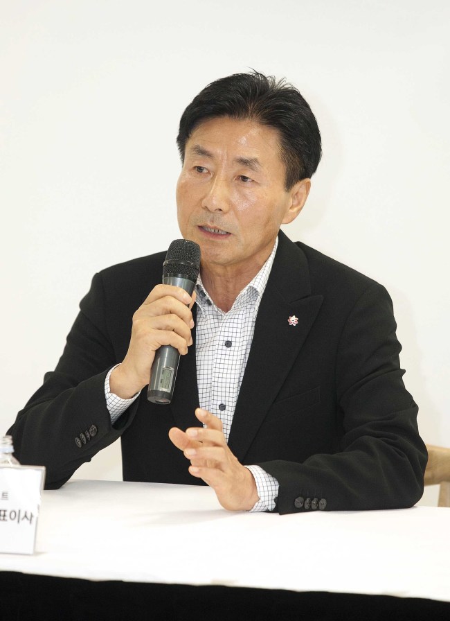 최병렬(기업인/이마트)
"배추밭 갈아엎는 농가 현실 개선할 것” 농수산물 통합 가공센터 연 최병렬 이마트 대표