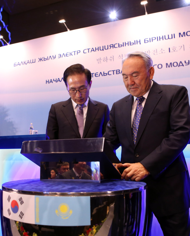 이명박(좌/대통령),누르술탄 나자르바예프(Nursultan Nazarbayer/카자흐스탄대통령)
President Lee Myung-bak (left) and Kazakhstani President Nursultan Nazarbayev sign the time capsule at a media center in the Kazak captial Astana, where the groundbreaking ceremony for a coal-fired power plant in the southern city of Balkhash was relayed via satellite Thursday.   Yonhap News
