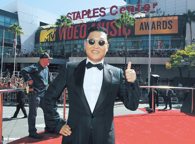 싸이(박재상/가수/음악PD)
Psy arrives at the MTV Video Music Awards on Sept. 6 in Los Angeles. (AP-Yonhap News)