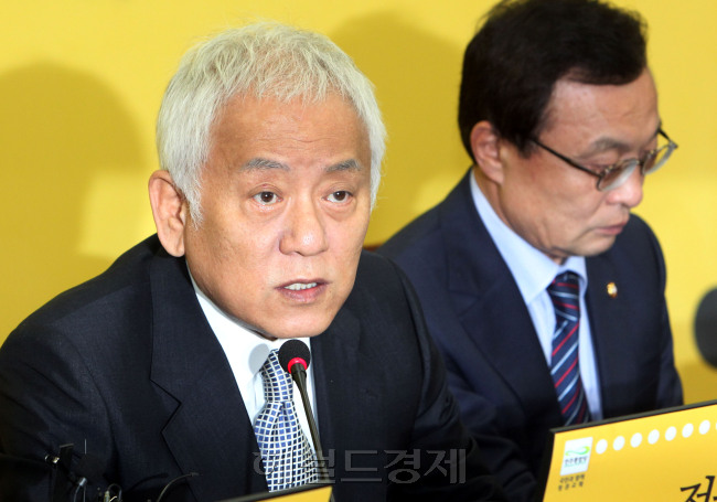 민주통합당 김한길 최고위원이 14일 국회에서 열린 최고위원회의에서 당쇄신을 촉구하는 발언을 하고 있다. 박현구 기자phko@heraldcorp.com