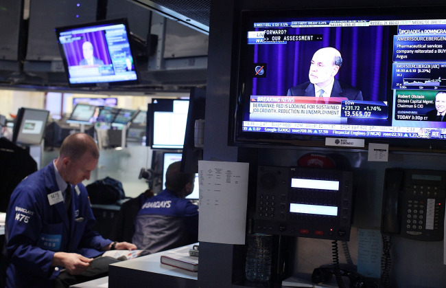 <YONHAP PHOTO-0373> NEW YORK, NY - SEPTEMBER 13: Traders work on the floor of the New York Stock Exchange as Fed Chairman Ben Bernanke speaks at a news conference on September 13, 2012 in New York City. As investors were encouraged by the Federal Reserve's new bond-buying plan, stocks rose to multi-year highs with The Dow Jones industrial average gaining 202 points in afternoon trading. Spencer Platt/Getty Images/AFP== FOR NEWSPAPERS, INTERNET, TELCOS & TELEVISION USE ONLY ==../2012-09-14 06:30:09/ <저작권자 ⓒ 1980-2012 ㈜연합뉴스. 무단 전재 재배포 금지.>
Traders work on the floor of the New York Stock Exchange as Fed Chairman Ben Bernanke speaks at a news conference on Thursday.    AFP-Yonhap News
Traders work on the floor of the New York Stock Exchange as Fed Chairman Ben Bernanke speaks at a news conference on Thursday.    AFP-Yonhap News