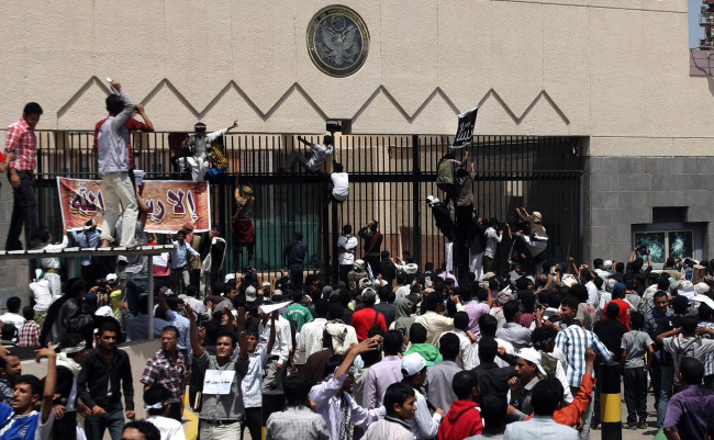 <YONHAP PHOTO-0024> Protesters climb a fence at the United States embassy in Sanaa in Yemen September 13, 2012. One protestor was killed in clashes when Yemeni security forces dispersed hundreds of angry demonstrators who gathered around and inside the U.S. embassy in Sanaa on Thursday as part of widespread anger across the Muslim world over a little known film ridiculing Islam's Prophet Mohammad. UPI/Mohammad Abdullah/2012-09-14 00:45:26/ <저작권자 ⓒ 1980-2012 ㈜연합뉴스. 무단 전재 재배포 금지.>
Protesters climb a fence at the U.S. Embassy in Sanaa, Yemen, Thursday.   UPI-Yonhap News