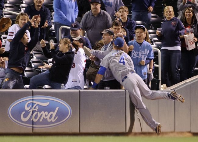 <YONHAP PHOTO-1014> MINNEAPOLIS, MN - SEPTEMBER 13: Alex Gordon #4 of the Kansas City Royals falls into the stands after chasing a ball in foul territory during the eighth inning against the Minnesota Twins on September 13, 2012 at Target Field in Minneapolis, Minnesota. The Twins defeated the Royals 4-3 in ten innings. Hannah Foslien/Getty Images/AFP== FOR NEWSPAPERS, INTERNET, TELCOS & TELEVISION USE ONLY ==../2012-09-14 14:39:44/ <저작권자 ⓒ 1980-2012 ㈜연합뉴스. 무단 전재 재배포 금지.>
Alex Gordon of the Kansas City Royals falls into the stands after chasing a ball in foul territory during the eighth inning against the Minnesota Twins at Target Field in Minneapolis on Thursday.    AFP-Yonhap News