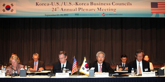 제24차 한미재계회의 총회 (서울=연합뉴스) 전경련은 미국 상공회의소와 공동으로 14일 서울 그랜드하얏트호텔에서 현재현 동양그룹 회장(한국측 위원장), 폴 제이콥스(Dr. Paul E. Jacobs) 퀄컴 회장(미국측 위원장), 성 김(Sung Kim)주한 미국대사, 최영진 주미 대사 등 50여명이 참석한 가운데 `제24차 한미재계회의 총회'를 개최했다. 2012.9.14 << 전경련 >> photo@yna.co.kr (끝)
The Federation of Korean Industries and the U.S. Chamber of Commerce hold the Korea-U.S. Business Council meeting in Seoul on Friday. From left at the front row are U.S. Chamber of Commerce vice chairwoman Tami Overby, Qualcomm CEO Paul Jacobs, council’s Korean side chairman Hyun Jae-hyun and Korean Ambassador to the U.S. Choi Young-jin.   FKI