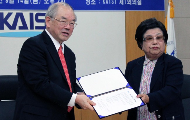 Korea Advanced Institute of Science and Technology president Suh Nam-pyo and Gwangwon Industry chairwoman Lee Su-young pose at the university in Daejeon on Friday.   Yonhap News