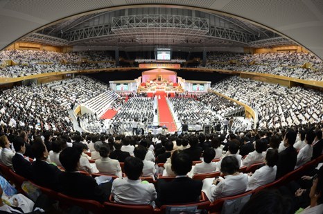 Thousands of people attend a funeral ceremony for late Unification Church founder Rev. Moon Sun-myung in Gapyeong, Gyeonggi Province, on Saturday. (Yonhap)