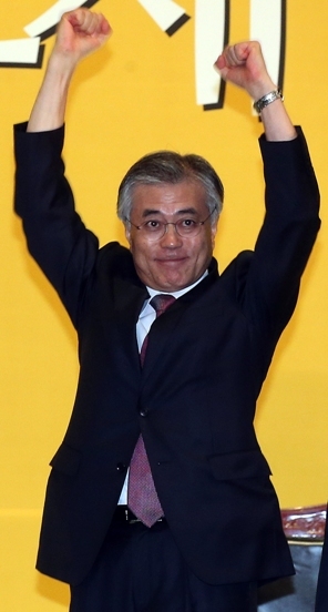 Rep. Moon Jae-in rejoices after securing his 12th straight win in the Democratic United Party’s regional primary in Gyeonggi Province on Saturday.  (Yonhap)