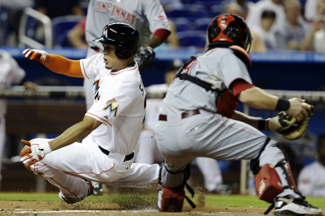 Miami Marlins outfielder Giancarlo Stanton scores a run in the second inning on Saturday.   AP-Yonhap News