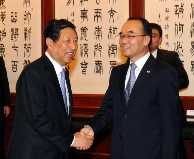 South Korea’s Finance Minister Bahk Jae-wan (right) shakes hands with China’s National Development and Reform Commission Chairman Zhang Ping ahead of the 11th bilateral meeting between economic policymakers of the two countries in Beijing, China, Friday.   Yonhap News