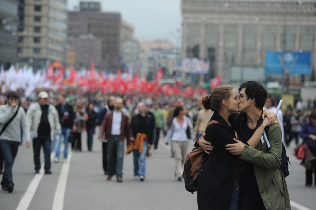 Demonstrators walk from Pushkinskaya Square towards Sakharov Avenue during “March of Millions,” an event staged by opposition groups in central Moscow.   ITAR-TASS-Yonhap News