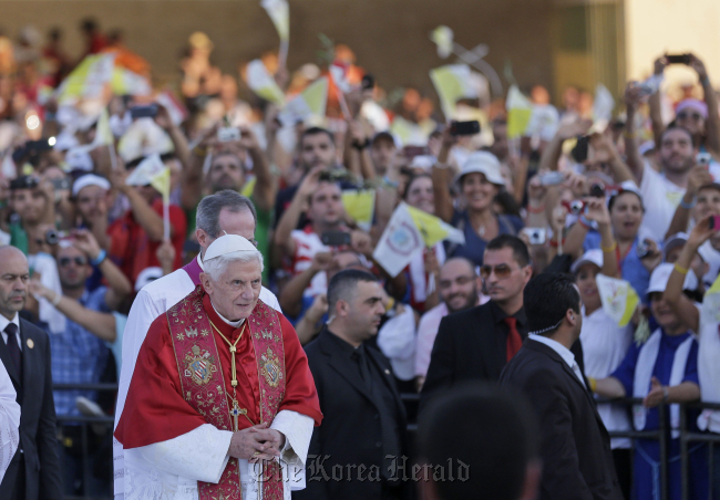 Pope Benedict XVI arrives to meet youth in Bkerke, near Beirut, Saturday.   AP-Yonhap News