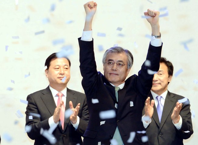 Rep. Moon Jae-in of the opposition Democratic United party gestures after winning its presidential nomination Sunday. (Ahn hoon/The Korea Herald)