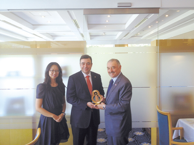 Honduran Ambassador to Korea Michel Idiaquez Baradat (center) presents a
statue of the Virgin of Suyapa to Paraguayan Ambassador to Korea Ceferino
Valdez in an informal ceremony commemorating Honduras’ most popular
religious image, at Seoul Club on Sept. 6. (Philip Iglauer/The Korea Herald)